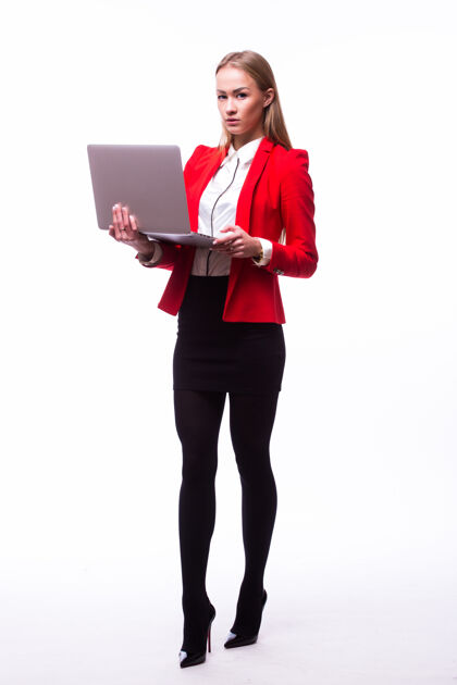 成功成功的女商人正站在孤零零的白墙上笔记本电脑高管年轻人
