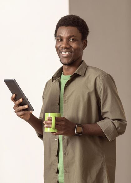 黑人男人用智能手机拿着杯子内部男人数字