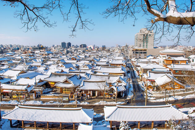 和平全州传统的韩国村庄屋顶覆盖着白雪 全州汉诺克村在冬天 韩国高架城镇雪花