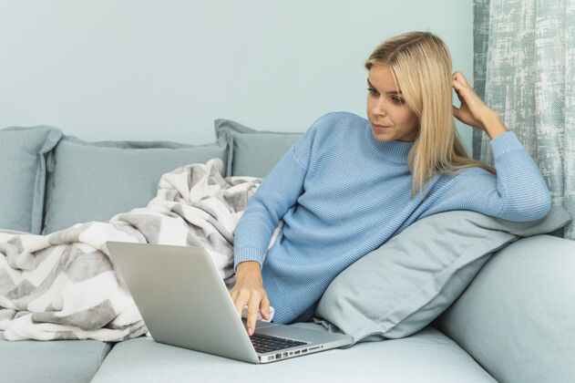 家庭大流行期间在家里用笔记本电脑工作的女人预防大流行女性