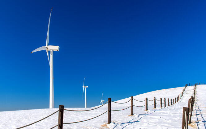 涡轮风机和蓝天在冬天的风景乡村田地季节