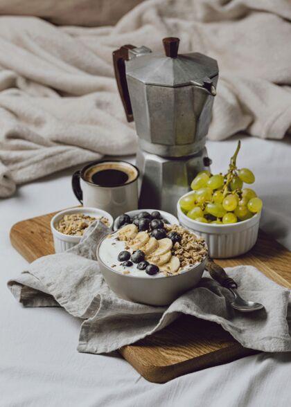 葡萄早餐在床上与麦片和蓝莓餐杯子营养