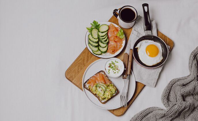 黄瓜床上早餐三明治的顶视图 带煎蛋和复印空间复制空间烹饪床
