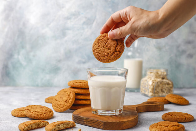 食品自制燕麦片饼干加一杯牛奶美味蛋白质有机