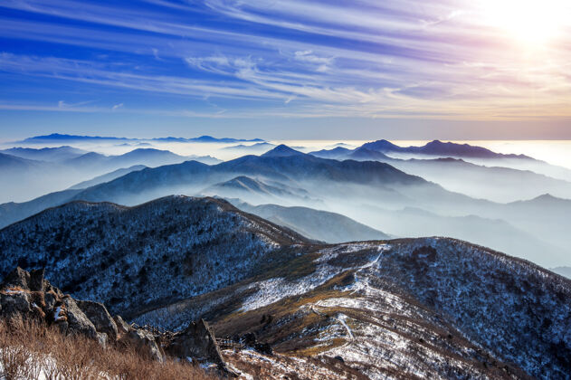 景观冬天的风景与日落和雾在德古山 韩国森林高黎明