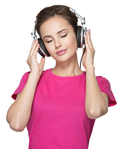 积极女孩喜欢戴着耳机听音乐放松享受女性