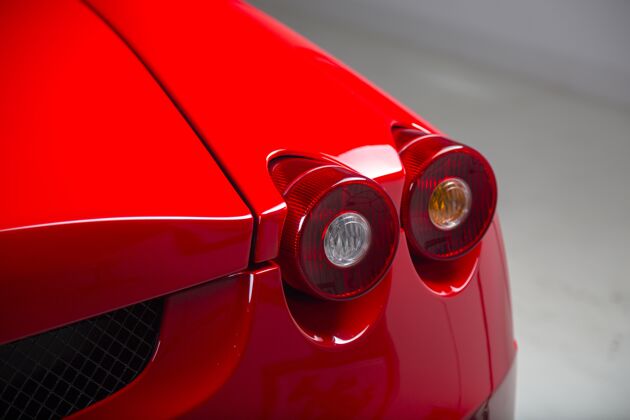 驱动现代红色汽车头灯的特写镜头汽车速度商务