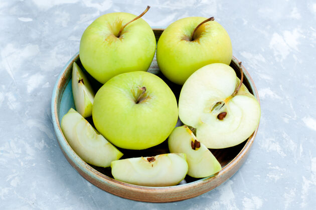 观赏正面图新鲜的青苹果切片和整个水果上的光表面水果新鲜醇厚成熟的食物维生素光奶奶维生素