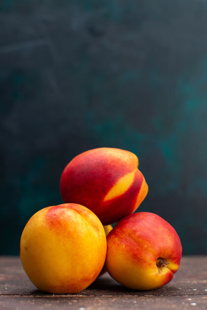 醇香正面看新鲜桃子香甜醇厚的黑墙上挂着新鲜醇厚的果树杏核果桃