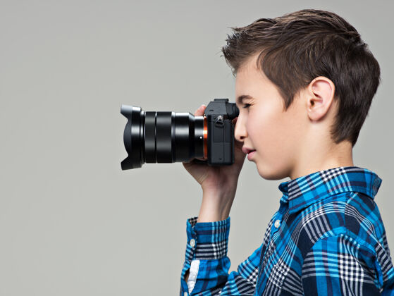 个人资料男孩用相机拍照男孩用单反相机拍照个人资料肖像男孩相机灰色背景