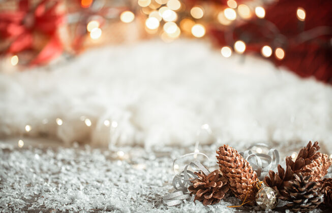 节日舒适的冬季圣诞墙与雪和装饰锥复制空间锥BokehHygge
