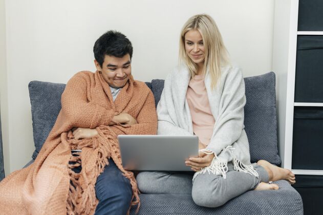 女人夫妻在家一起用笔记本电脑男人防护笔记本电脑