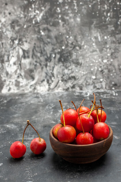 灰色新鲜的红色樱桃水果在灰色的棕色碗垂直视图樱桃可食用水果甜点