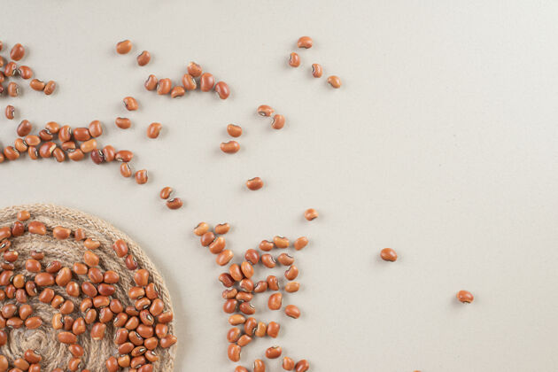 维生素把生豆子放在水泥盘子里烤成褐色矿物质产品植物