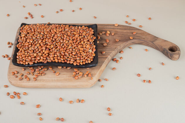 异国情调棕色的豆子被隔离在混凝土的木板上植物素食品质