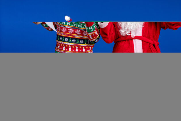 销售前视图圣诞老人与年轻男子手持白色标志和销售文字情感举行横幅