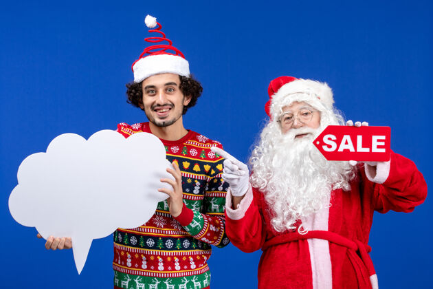销售前视图圣诞老人与年轻男子手持白色标志和销售文字年轻写作文字