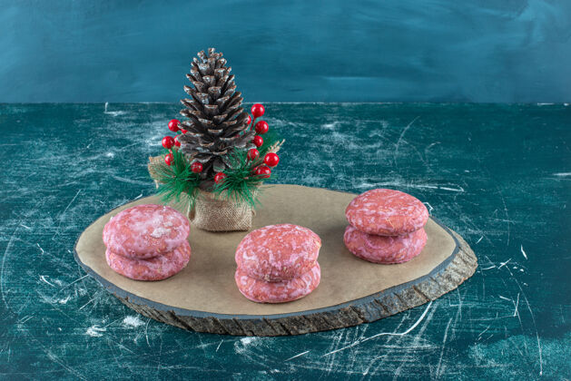 糖蓝色木板上的圣诞装饰品周围堆满了饼干饼干装饰品糕点