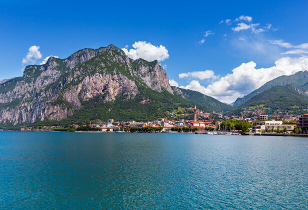 阿尔卑斯山科莫湖（意大利）从船上看夏天的景色反射海岸涟漪