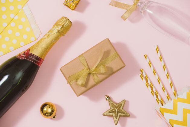 圣诞节平铺时尚套装：香槟 礼品 圣诞球和黄金假日装饰平铺 顶视图桌子配件婴儿