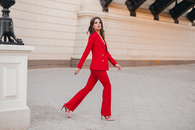优雅美丽性感的富商风红衣女子走在城市街头 春夏时尚潮流燕尾服衣服女人