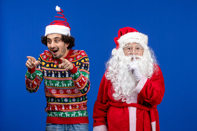 颜色前视图圣诞老人和年轻的男性服装东方人圣诞老人
