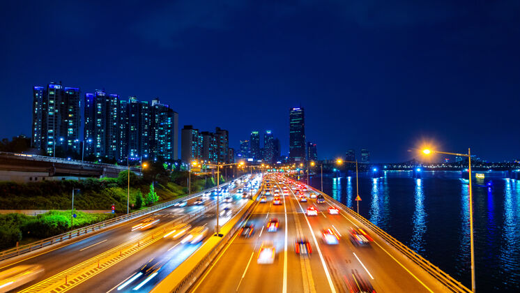 韩国美丽的交通在首尔晚上和城市景观 韩国与运动模糊首尔韩国摩天大楼