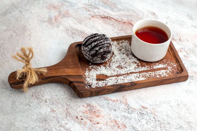 巧克力前视巧克力蛋糕 白桌上放一杯茶巧克力蛋糕饼干糖甜饼干热的早餐生的