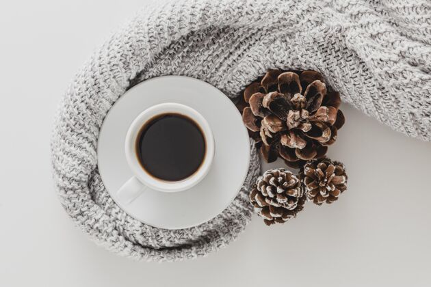 斯堪的纳维亚顶视图咖啡杯和松果与毛毯风格水平装饰