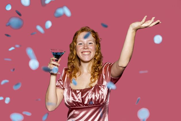 女人正面图生日快乐女孩扔五彩纸屑红发周年纪念姜