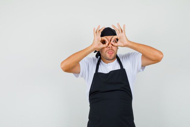 糕点面包师展示眼镜的姿势 在t恤衫里伸出舌头面包工人男性