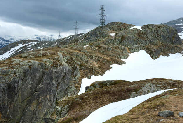 山带电线杆的夏日山景（瑞士格里姆塞尔山口）极岩石山脉