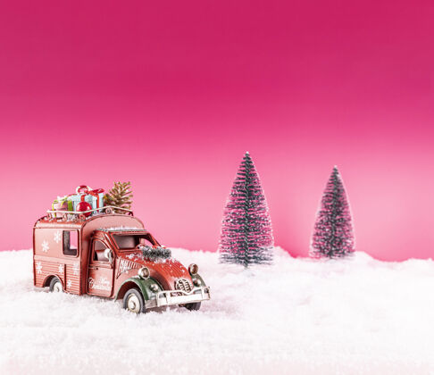 新的特写镜头的玩具车圣诞装饰雪节日汽车分支