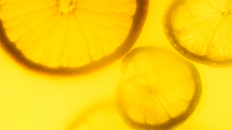 半新鲜橙汁中的柑橘类水果的抽象背景分割鸡尾酒成熟