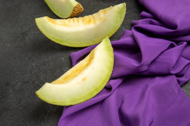 新鲜甜瓜切片新鲜的瓜子片美味的水果上黑营养深色可食用水果