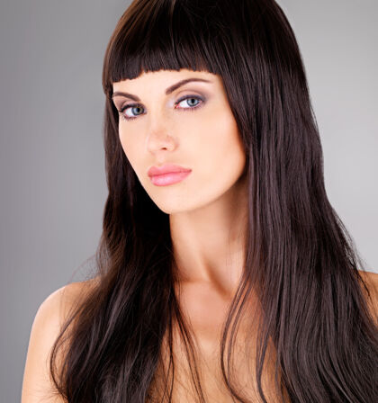 沙龙一个美丽的成年性感女人的肖像 棕色长发棕色头发摆姿势漂亮