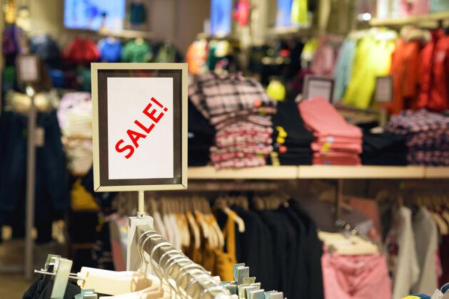 服装服装店或购物中心内的销售标志横幅出口促销