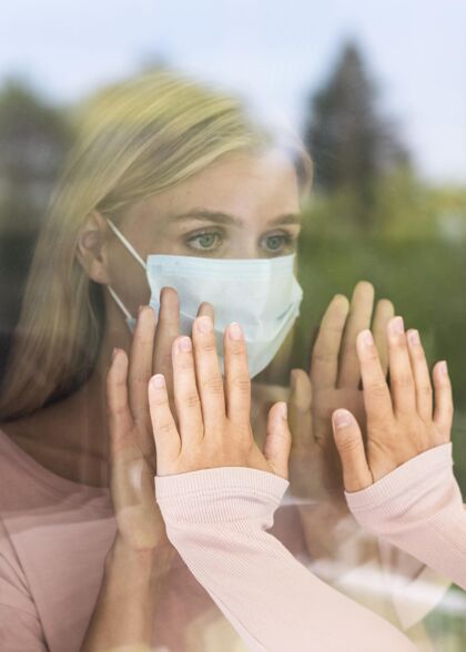 流行病在冠状病毒大流行期间 一个女人透过窗户与人握手Ncov面罩冠状病毒