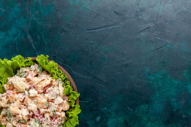 鸡顶部近距离观看鸡肉蔬菜沙拉和蔬菜沙拉在黑暗的墙上沙拉餐蔬菜食品彩色照片鱼沙拉蔬菜