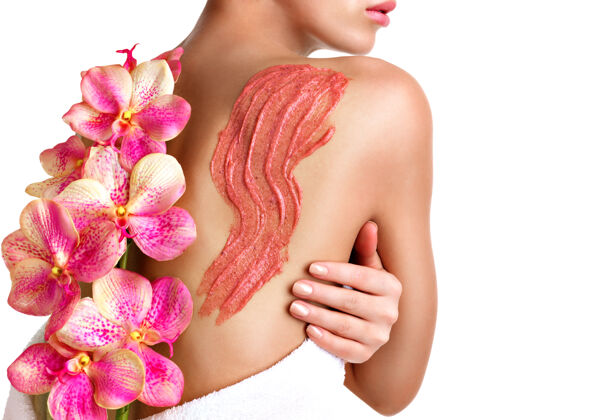 裸体女人关心身体的皮肤使用化妆品擦洗背部-隔离在白色自然纯净治疗