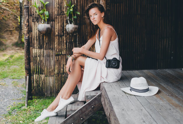 女性亚洲热带度假的年轻美女 夏季风格 白色波西米亚裙 运动鞋 数码相机 旅行者 草帽 微笑 波西米亚摄影师嬉皮士魅力