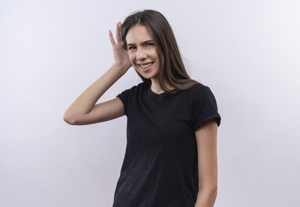 黑微笑的年轻白人女孩穿着黑色t恤 在孤立的白色背景上展示倾听的姿态女孩T恤展示