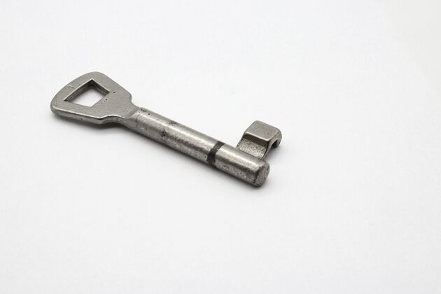 生锈金属钥匙放在一个干净的白色表面钢锁成功