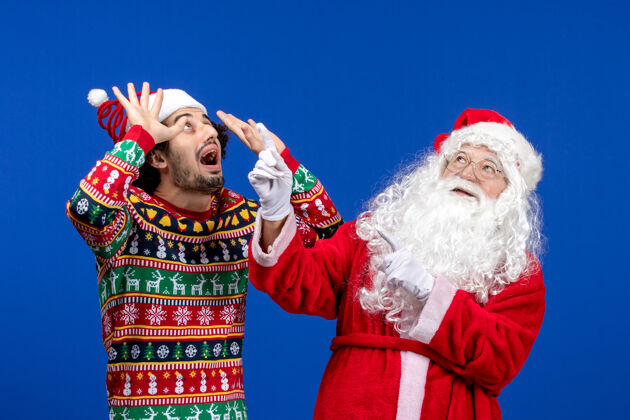 服装前视图圣诞老人和年轻的男性看天空圣诞老人快乐颜色