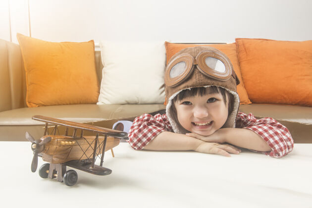想象梦想和旅行的概念孩子扮演飞行员的角色 梦想着飞上太空玩具火箭孩子