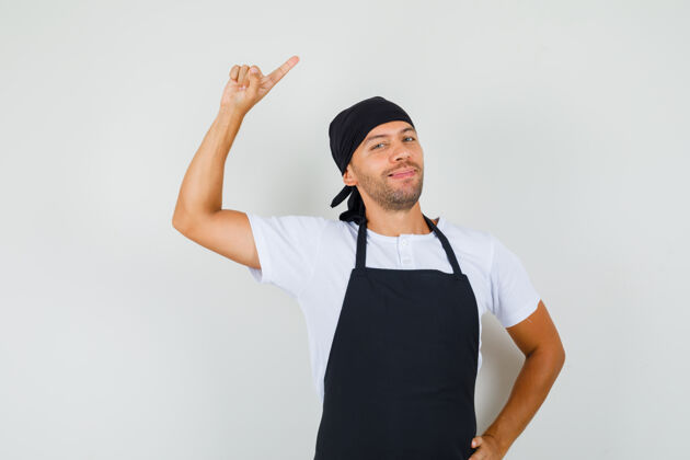 烹饪面包师指着一边 手指在t恤衫上美食家糕点美味