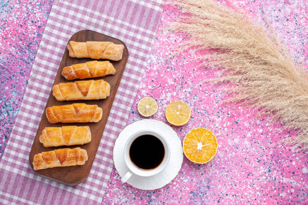 百吉饼俯瞰美味的百吉饼和一杯茶在粉红色的背景上杯子食物茶