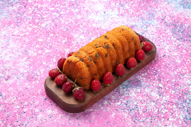 水果在粉红色的桌子上可以看到美味的蛋糕和新鲜的草莓零食美味粉色
