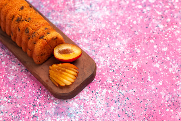 面团半俯视美味蛋糕甜美可口的粉红色办公桌上蛋糕饼干可口