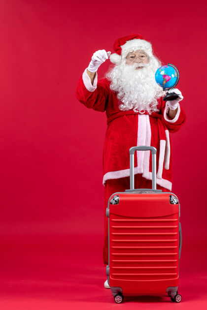快乐红墙上准备旅行的圣诞老人的前视图庆祝旅行人